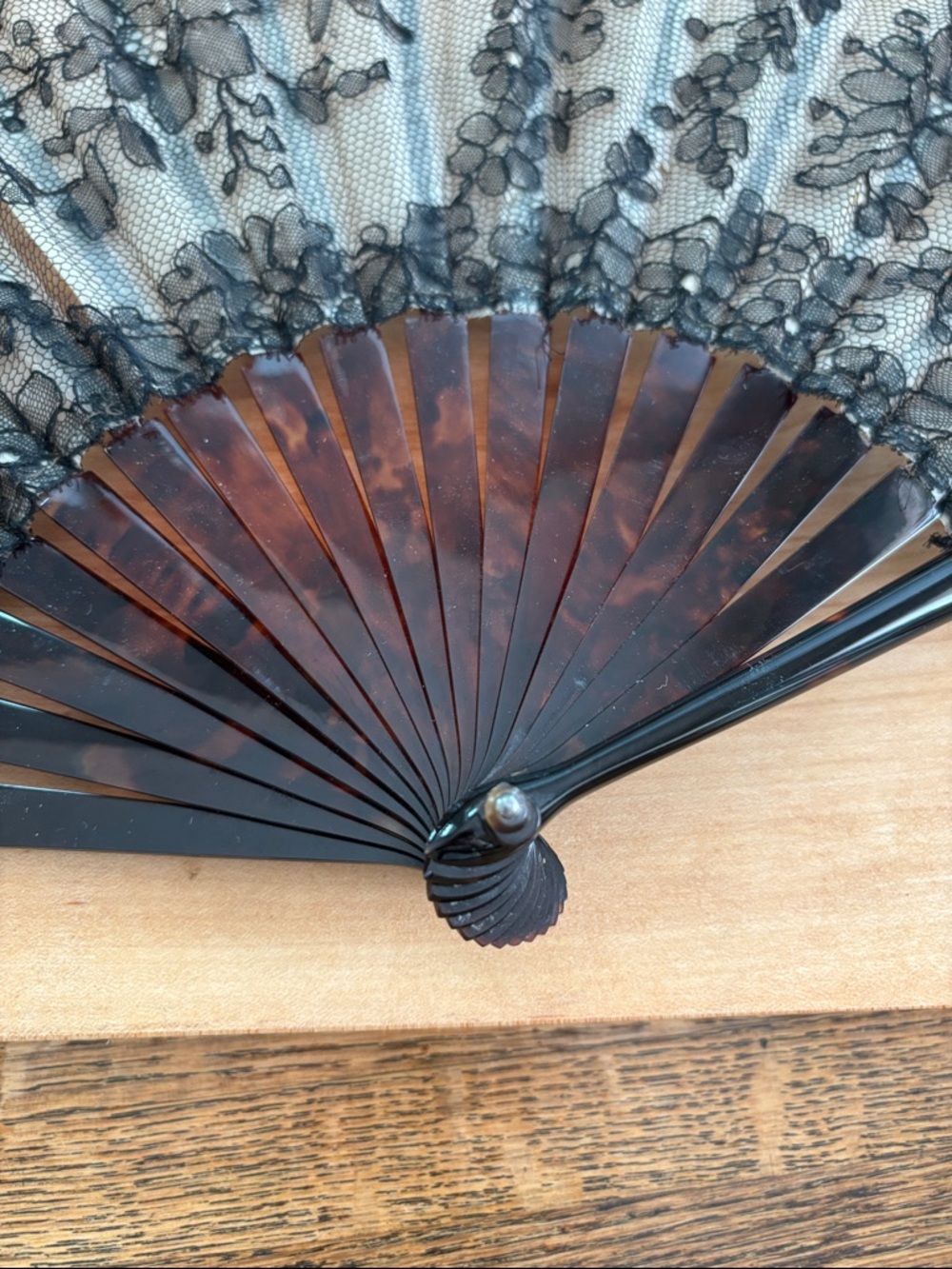 Vintage Black Lace Folding Hand Fan with Tortoise Handle - Picture 2 of 16